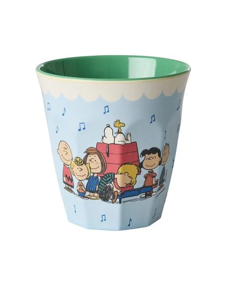 Auf dem Bild ist ein Melaminbecher Soft Blue Snoopy mit 250ml Fassungsvermögen zu sehen. Der Becher zeigt ein Snoopy-Motiv auf hellblauem Hintergrund.