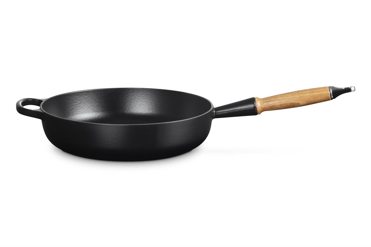 Die Abbildung zeigt eine schwarze Sautepfanne mit einem Durchmesser von 28 cm. Sie hat einen langen Holzgriff und einen kleinen Gegengriff aus Metall.