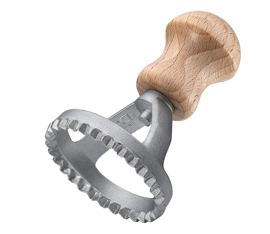 Dies ist ein runder Ravioliausstecher mit gezacktem Rand. Er hat einen Griff aus Holz und einen Metallring zum Ausstechen.