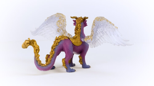 Ein lila Drache mit weißen Flügeln und goldenen Verzierungen steht aufrecht. Die Figur sieht fantasievoll und majestätisch aus.