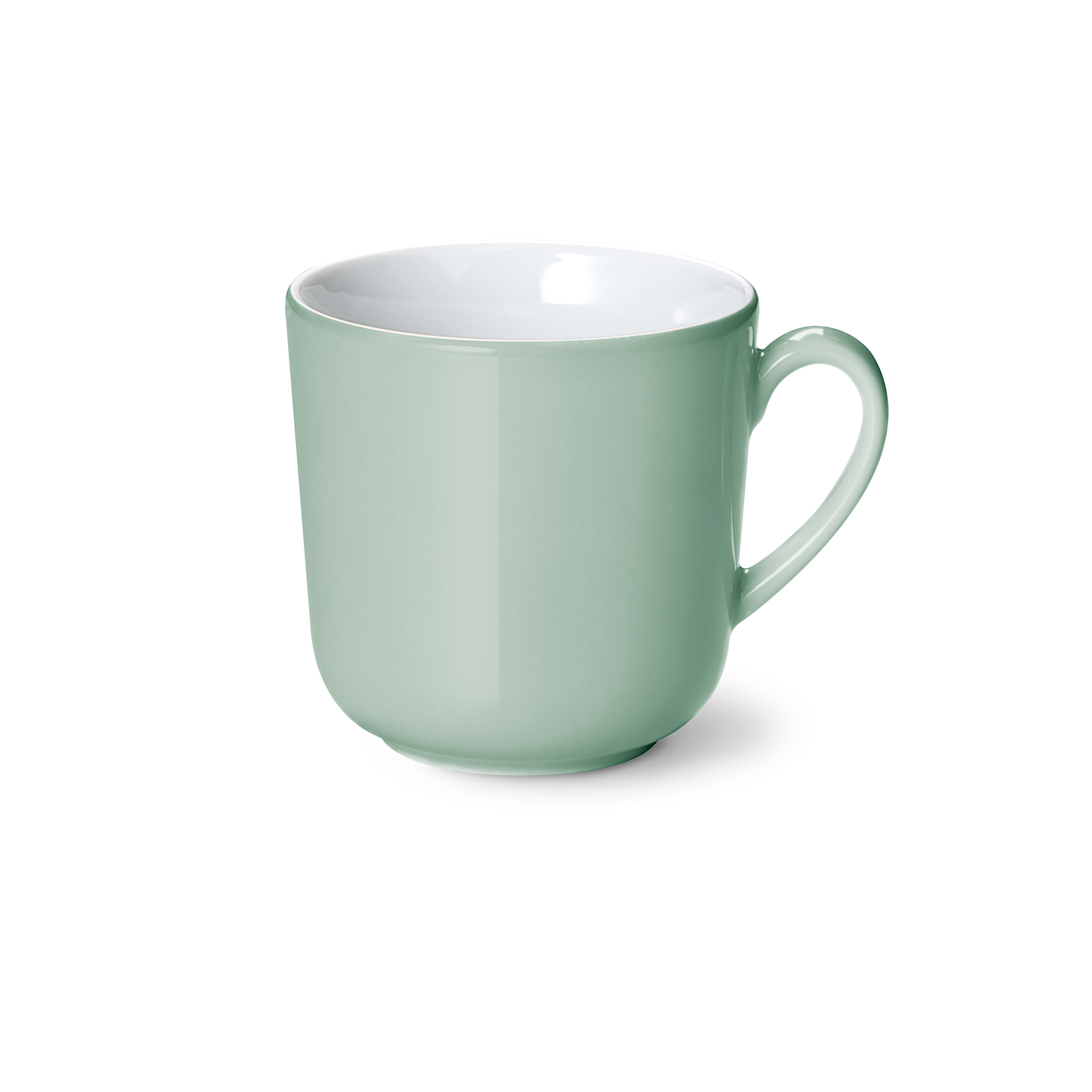 Becher mit Henkel 0,45 l in der Farbe Salbei ist abgebildet. Der Becher gehört zur Solid Color Kollektion.
