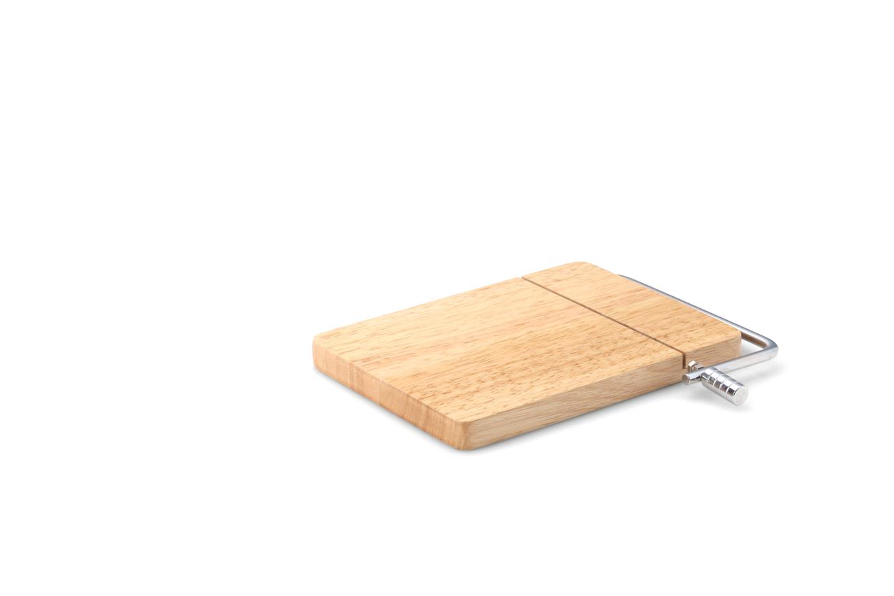 Auf dem Bild ist ein Käseschneider aus Gummibaumholz zu sehen. Er besteht aus einem rechteckigen Holzbrett mit einem integrierten Drahtschneider aus Metall.