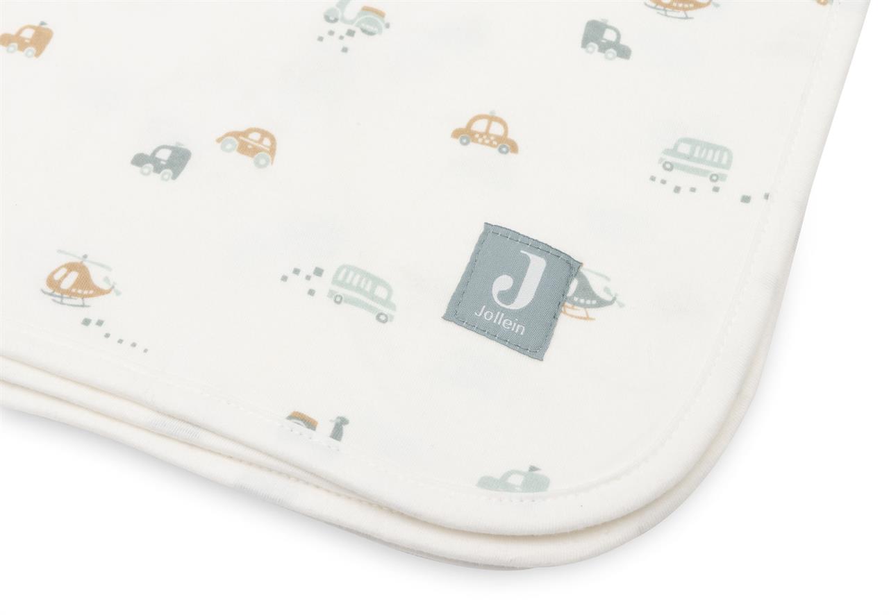 Auf dem Bild ist eine weiche Babydecke mit bunten Fahrzeugmotiven zu sehen. Die Decke trägt das Label „Jollein“ und hat die Maße 75x100 cm.