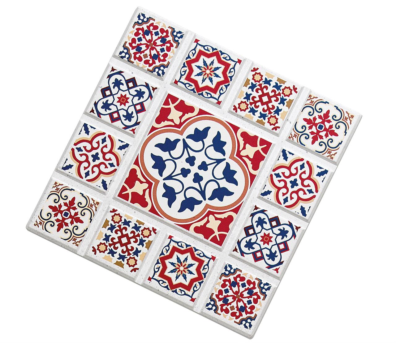 Das Bild zeigt einen Untersetzer mit bunten, orientalischen Blumen- und Mosaikmustern. Die Farben sind hauptsächlich Rot, Blau und Beige auf weißem Hintergrund.