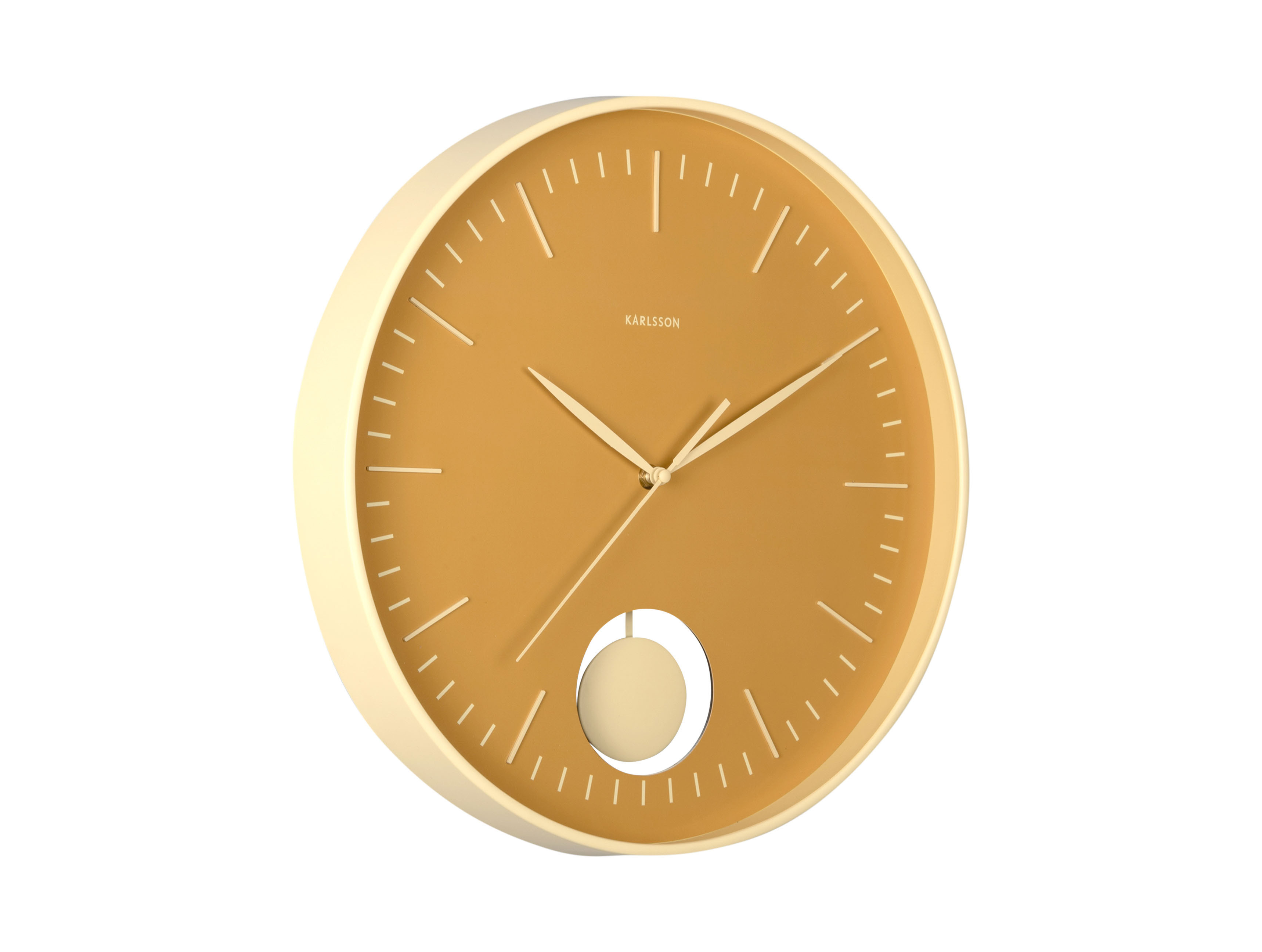 Das Bild zeigt die Wanduhr Pendulum in Ocker-Gelb. Sie ist elegant gestaltet und hat ein auffälliges, zeitgemäßes Aussehen.