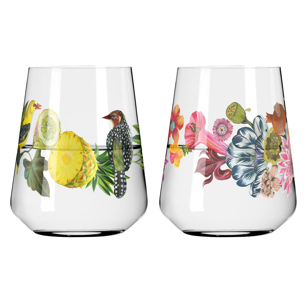 Auf dem Bild sind zwei Trinkgläser mit bunten, floralen Motiven sowie Vögeln und Früchten zu sehen. Die Gläser sind klar und haben ein modernes, konisches Design.