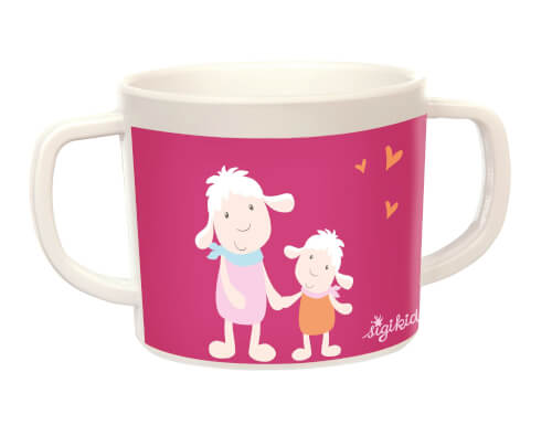 Auf dem Becher sind zwei süße Schafe abgebildet, die sich an den Händen halten. Der Hintergrund ist pink mit drei kleinen, gelben Herzen.
