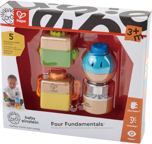 Auf dem Bild ist ein Babyspielzeug-Set namens „Four Fundamentals“ von Hape und Baby Einstein zu sehen. Es enthält vier bunte Holzspielzeuge, die die Entwicklung von Kindern ab 3 Monaten fördern.