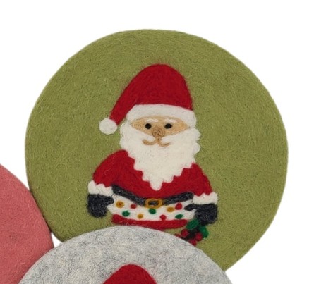 Abgebildet ist der Untersetzer Santa Claus in hellem Grün mit einem Durchmesser von ca. 21 cm. Das Produkt eignet sich gut als dekorativer Weihnachtsschutz für Oberflächen.