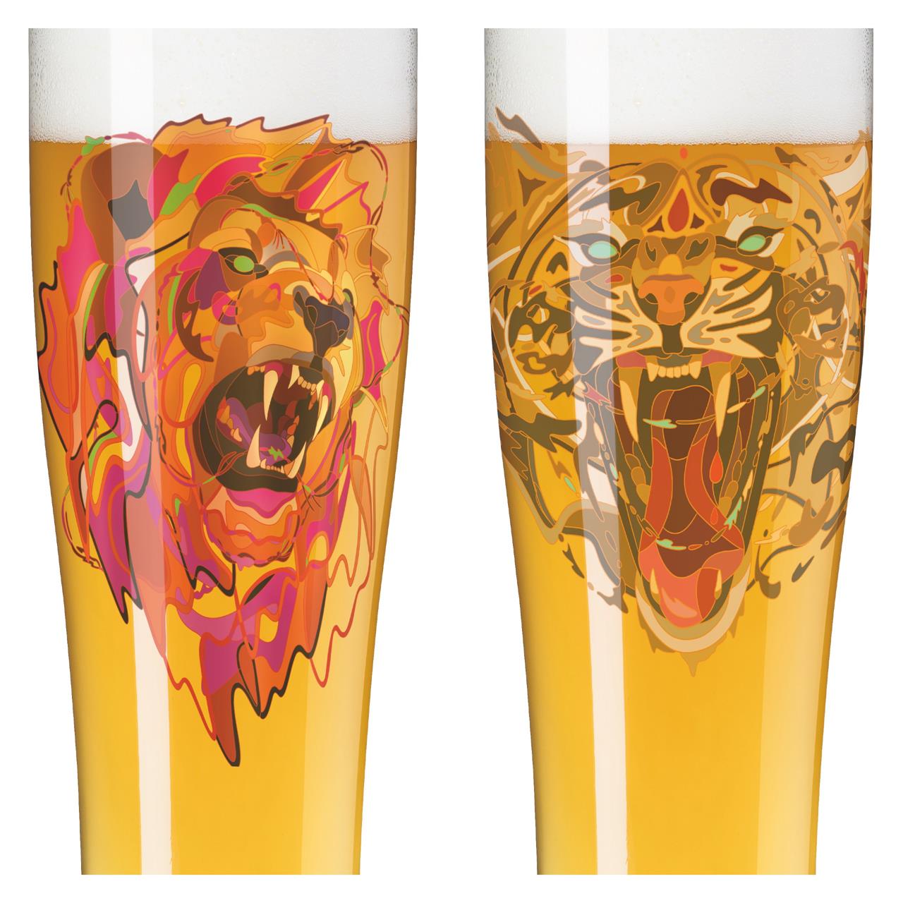 Auf dem Bild sind zwei Weizengläser mit Bier zu sehen. Die Gläser sind jeweils mit einem farbenfrohen Löwen- und Tigerkopf verziert.