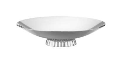 Hier sieht man die kleine flache Bernadotte Schale aus Edelstahl mit 28 cm Durchmesser. Sie ist glänzend und stilvoll gestaltet.