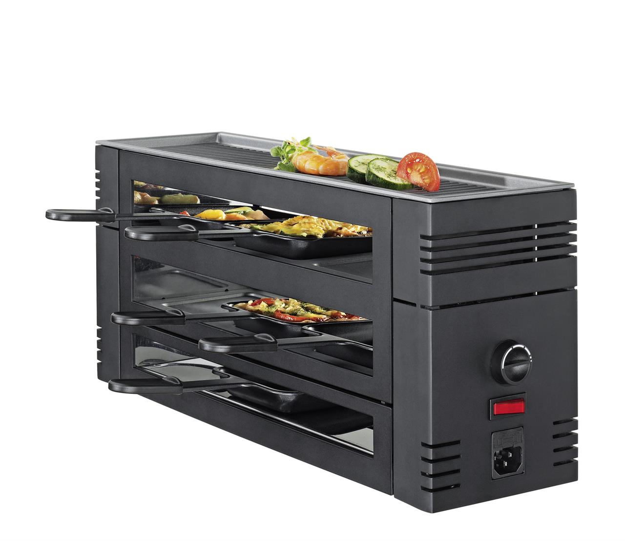 Das Bild zeigt ein schwarzes Pizza-Raclette-Gerät mit einer Alugrillplatte. Auf der oberen Grillplatte liegen Gemüse und Garnelen, während in den unteren Pfännchen verschiedene Speisen zubereitet werden.