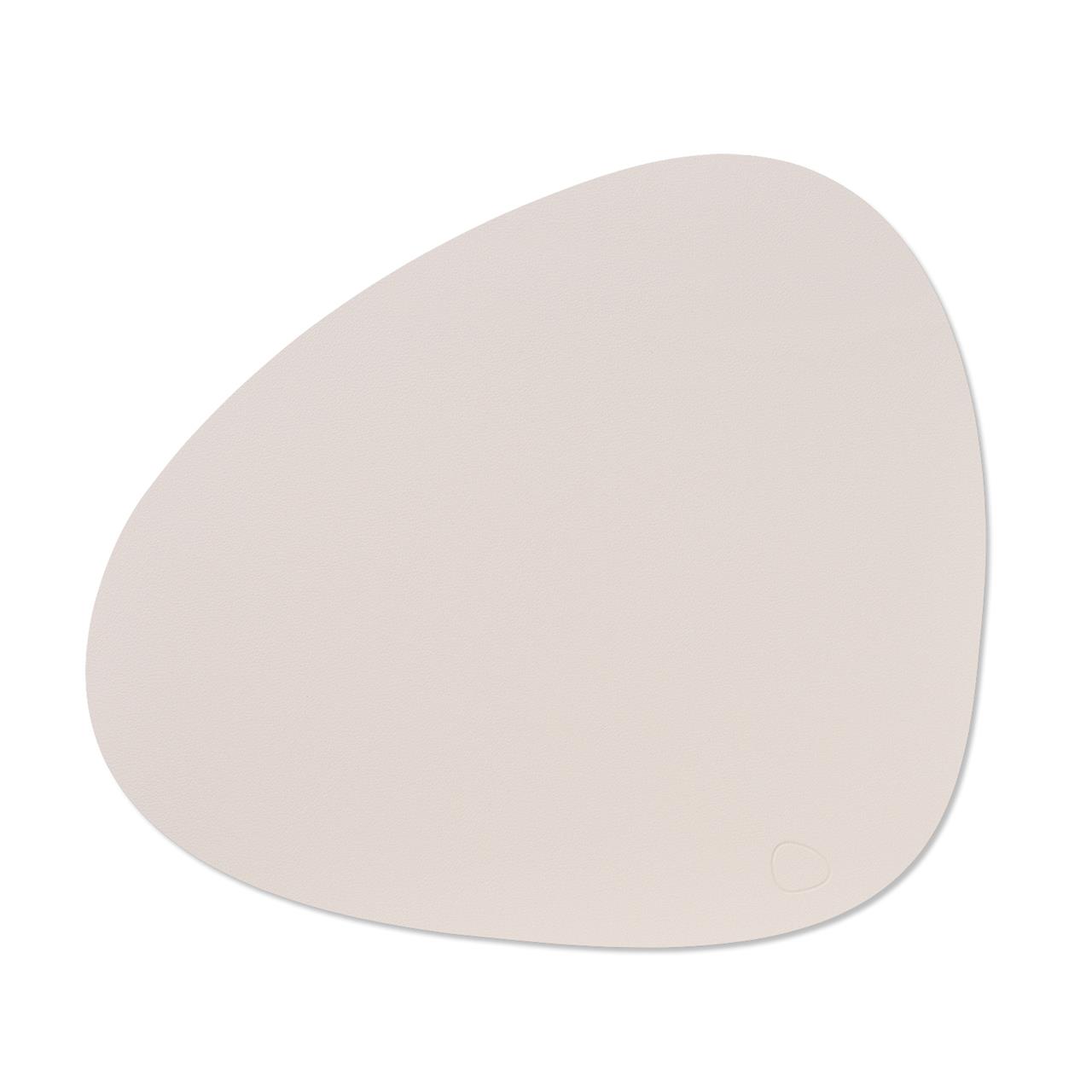Das Bild zeigt einen Tischuntersetzer in einer organischen, geschwungenen Form. Er ist in der Farbe Soft Nude gehalten und wirkt schlicht und modern.