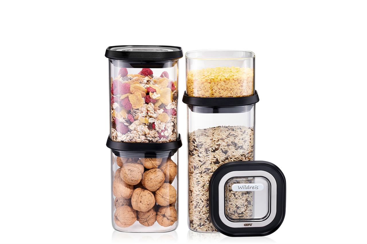 Auf dem Bild ist das Vorratsdosen-Set PANTRY, 4-teilig, zu sehen. Die transparenten Dosen sind mit verschiedenen Lebensmitteln wie Nüssen, Müsli, Reis und Linsen befüllt.