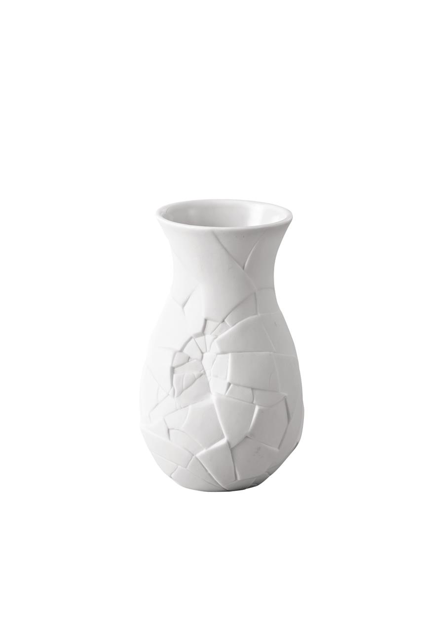 Die Vase ist weiß und matt mit einer Höhe von 10 cm. Sie hat eine einzigartige Oberfläche mit einem Muster, das wie feine Risse aussieht.