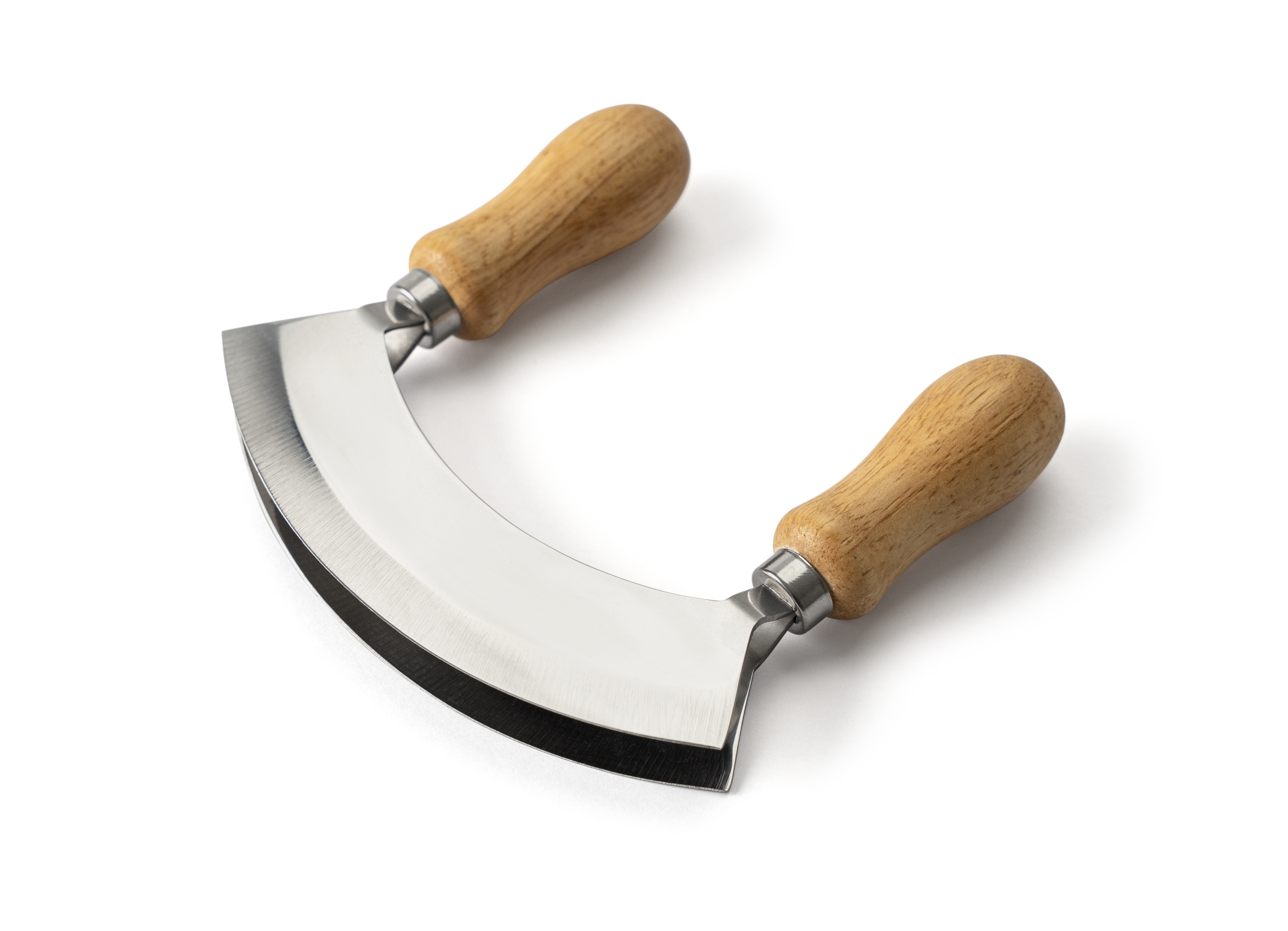 Das Bild zeigt ein Wiegemesser mit zwei Holzgriffen und einer gebogenen Klinge. Es liegt auf einem weißen Hintergrund.