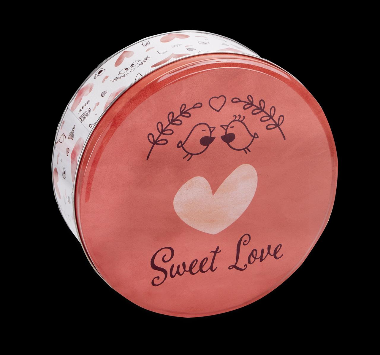 Die Gebäckdose "Sweet Love" ist rund und hat einen Durchmesser von 16,5 cm. Sie ist in Rosa mit einem Herz, zwei Vögeln und dem Schriftzug „Sweet Love“ dekoriert.