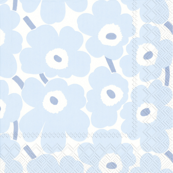 Die Serviette zeigt ein Muster aus hellblauen Blumen mit weißen und dunkelblauen Details. Der Hintergrund ist weiß und das Design wirkt frisch und modern.