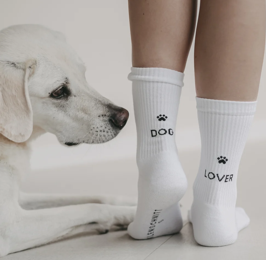 Zu sehen sind weiße Socken mit dem Schriftzug 'Dog Lover' in Größe M. Sie passen perfekt zu Hunde-Fans.