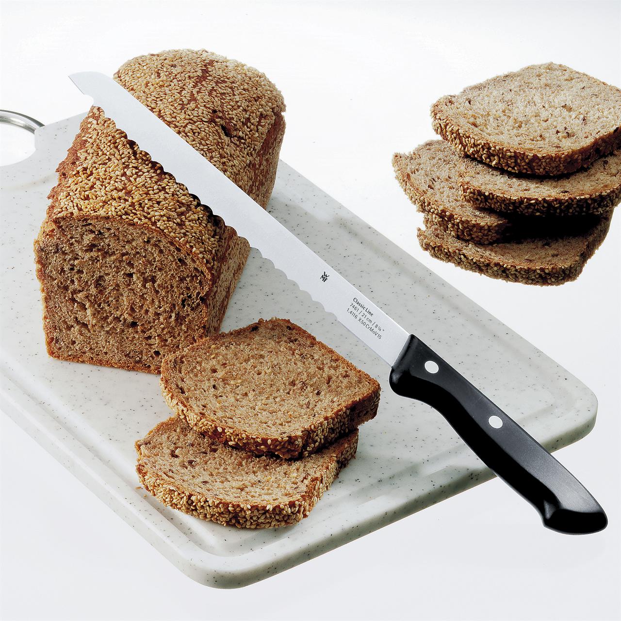 Das Bild zeigt das Brotmesser Classic Line 21 cm auf einem Schneidebrett mit geschnittenem Brot. Das Messer hat eine gezackte Klinge und einen schwarzen Griff.
