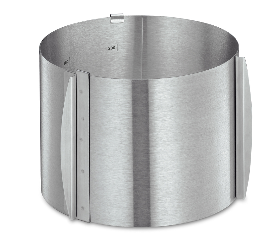 Das Bild zeigt eine höhenverstellbare, runde Backform aus Edelstahl. Im Inneren sind Markierungen für verschiedene Höhen sichtbar.