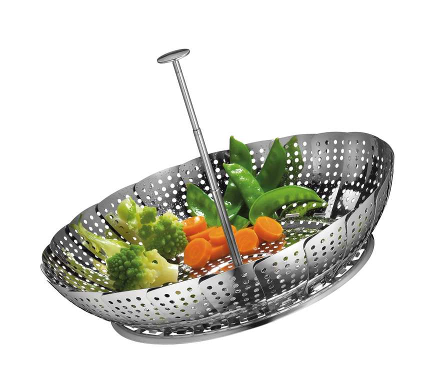Auf dem Bild ist ein Dampfgar-Einsatz aus Metall zu sehen. Darin liegen geschnittene Möhren, Zuckerschoten und Romanesco.