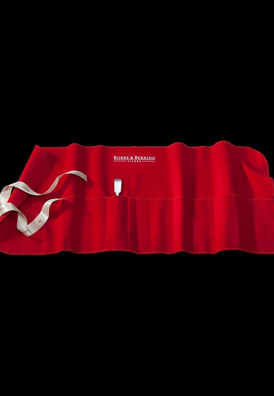 Das Bild zeigt eine rote Bestecktasche der Größe 3 mit mehreren Fächern. In der Mitte ist der Schriftzug "Robbe & Berking Silber" zu sehen und auf der linken Seite befindet sich ein weißes Band.