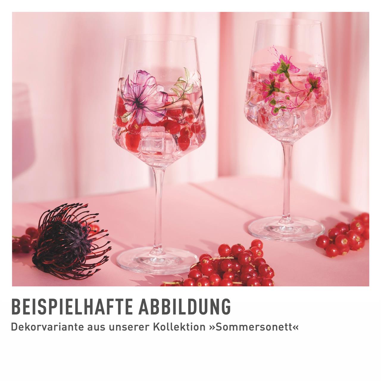 Auf dem Bild sind zwei elegante Gläser des Produkts "Sommersonett Sprizz 2er-Set 005" zu sehen, die mit roten Beeren, Eiswürfeln und floraler Dekoration gefüllt sind. Die Gläser stehen auf einer rosa Tischdecke und sind von weiteren Beeren und einer Blüte