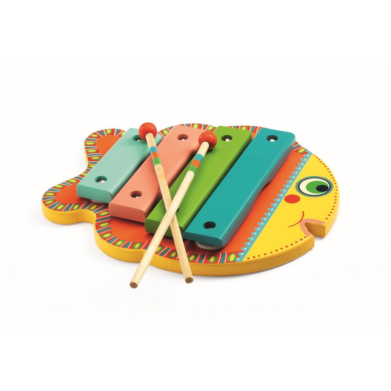 Das Bild zeigt das Produkt "Animambo: Xylophon" in Form eines bunten Fisches. Es hat vier verschiedenfarbige Platten und zwei Schlägel zum Spielen.
