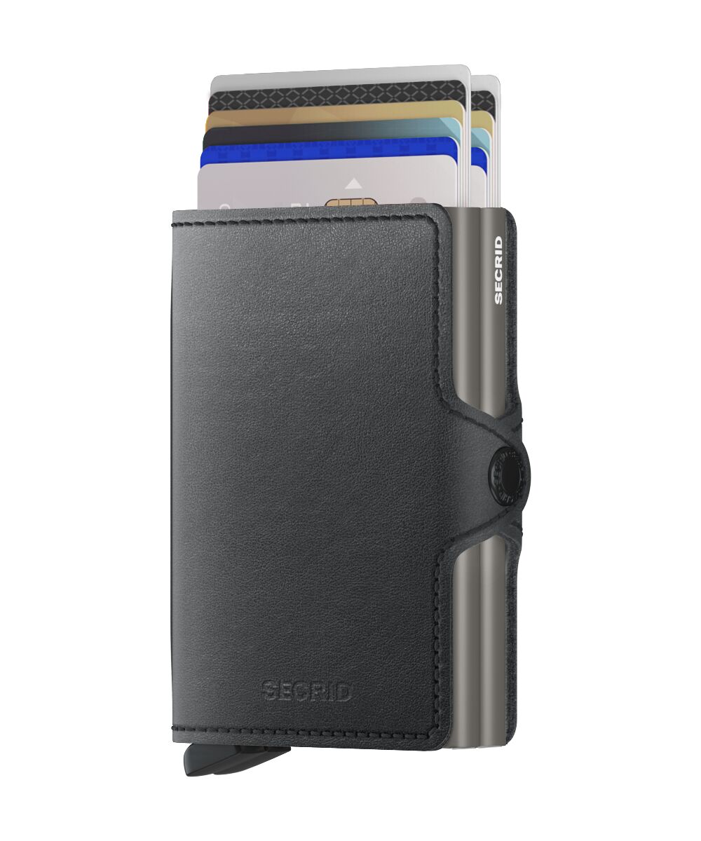 Das Bild zeigt das Produkt "Twinwallet Mirum Plant-Based Black", eine schwarze, pflanzenbasierte Geldbörse. Mehrere Karten sind ordentlich in Fächern des kompakten Wallets einsortiert.