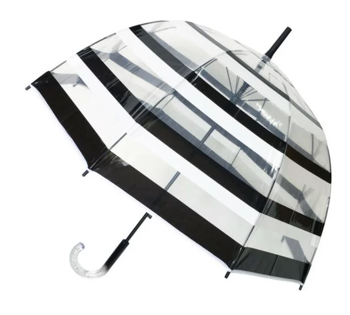 Auf dem Bild ist ein langer, transparenter Regenschirm mit schwarzen Streifen zu sehen. Der Griff ist gebogen und ebenfalls durchsichtig.