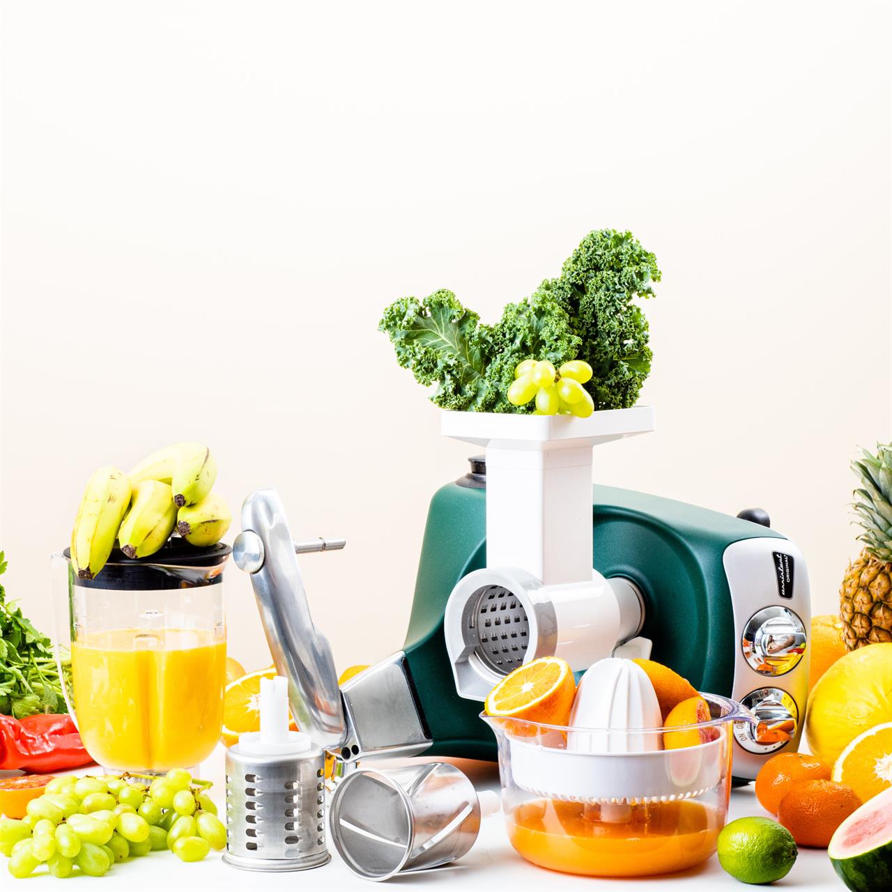 Das Bild zeigt das Produkt "Go Green Package" mit einem Entsafter und frischem Obst und Gemüse. Verschiedene Früchte und Geräteaufsätze sind rund um den Entsafter angeordnet.