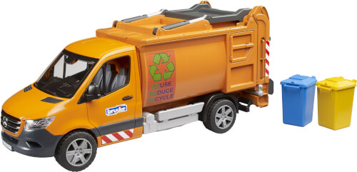 Auf dem Bild ist ein orangefarbenes Müllauto mit dem Recycling-Symbol zu sehen. Daneben stehen eine blaue und eine gelbe Mülltonne.