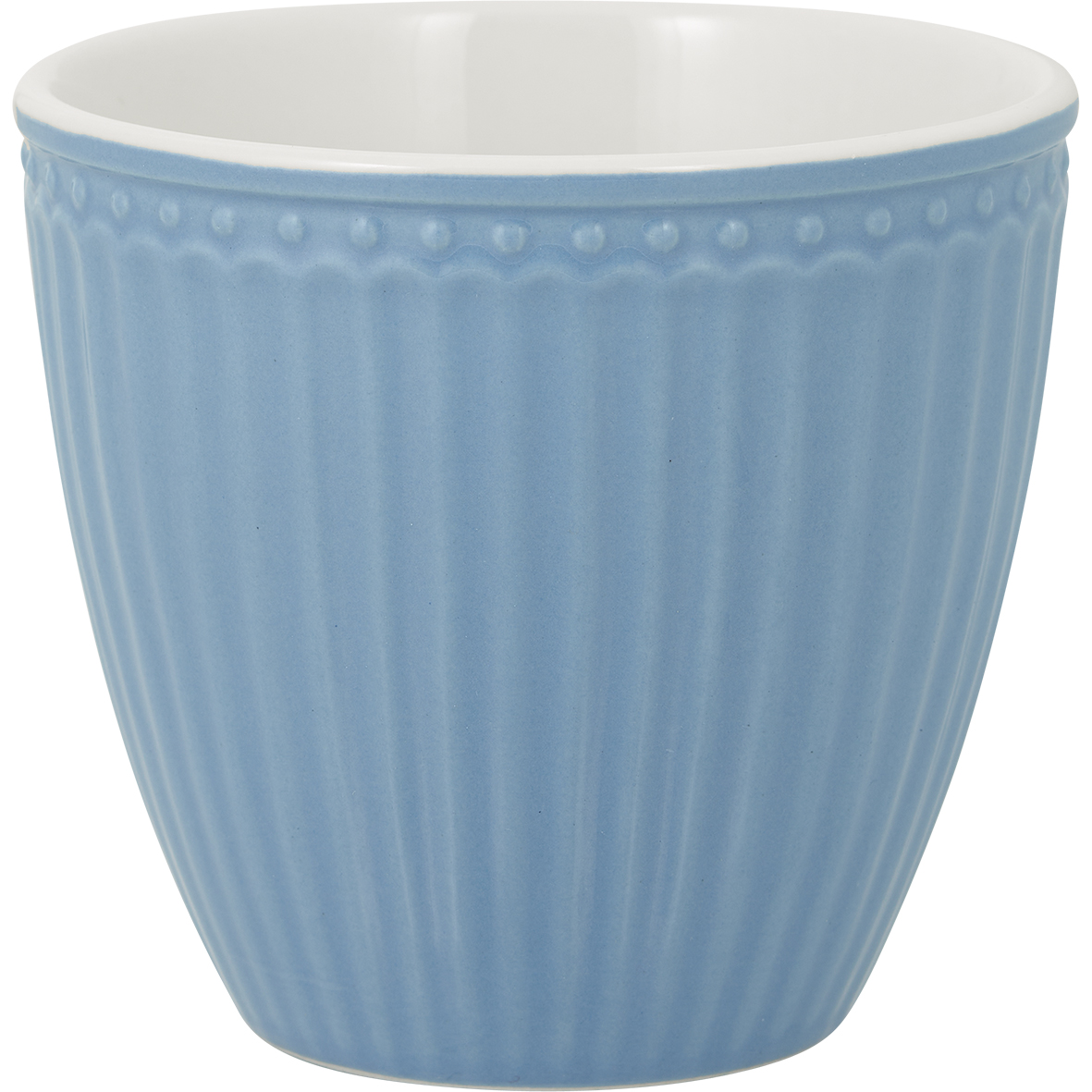 Der Latte Becher "Alice" ist himmelblau und hat ein elegantes, geripptes Design mit kleinen Punkten am oberen Rand. Das Innere ist weiß und glatt.