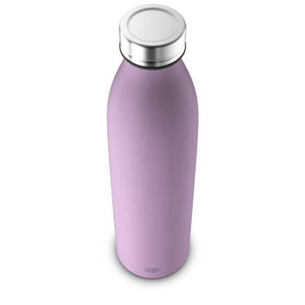 Eine lilafarbene Isolierflasche ist im Bild zu sehen. Sie steht aufrecht auf dem Untergrund.