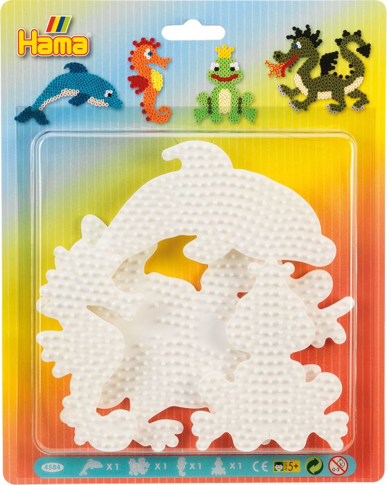Das Bild zeigt eine Packung mit vier weißen Steckplatten in den Formen Delfin, Seepferd, Frosch und Drache von Hama. Oben auf der Verpackung sind Beispiele der fertigen Motive mit Bügelperlen abgebildet.