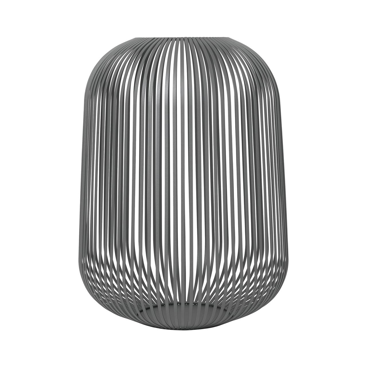 Die Laterne LITO in Stahlgrau groß besteht aus schmalen Metallstreben und hat eine moderne, elegante Form. Sie eignet sich ideal als dekoratives Element für drinnen oder draußen.