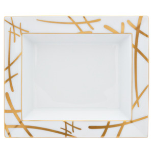 Das Bild zeigt eine rechteckige Porzellanschale mit goldenen, stilisierten Linienmustern. Die Schale hat einen goldenen Rand und misst 16 x 13,5 cm.