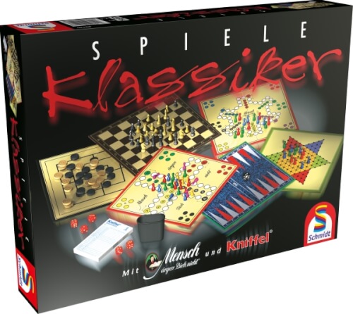Auf dem Bild ist eine Spielebox mit klassischen Brettspielen zu sehen. Die Box enthält Spiele wie Schach, Dame, Mensch ärgere dich nicht und Kniffel.