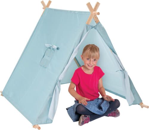 Ein Mädchen sitzt lächelnd in einem kleinen Spielzelt aus hellblauem Stoff. Das Zelt hat ein Gestell aus Holz und steht auf dem Boden.