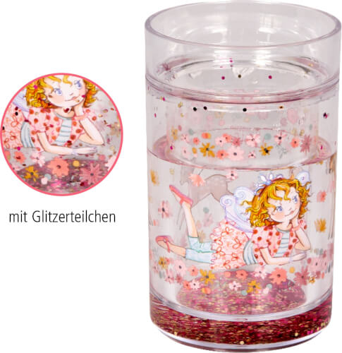 Auf dem Bild ist ein Trinkglas mit einer bunten Zeichnung eines Mädchens mit Flügeln zu sehen. Das Glas enthält Glitzerteilchen, die im Wasser schweben.