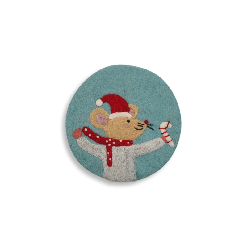 Ein Untersetzer aus Filz mit einer Weihnachtsmaus und Zuckerstange ist abgebildet. Der Untersetzer ist etwa 21 cm groß und in Hellblau gehalten.