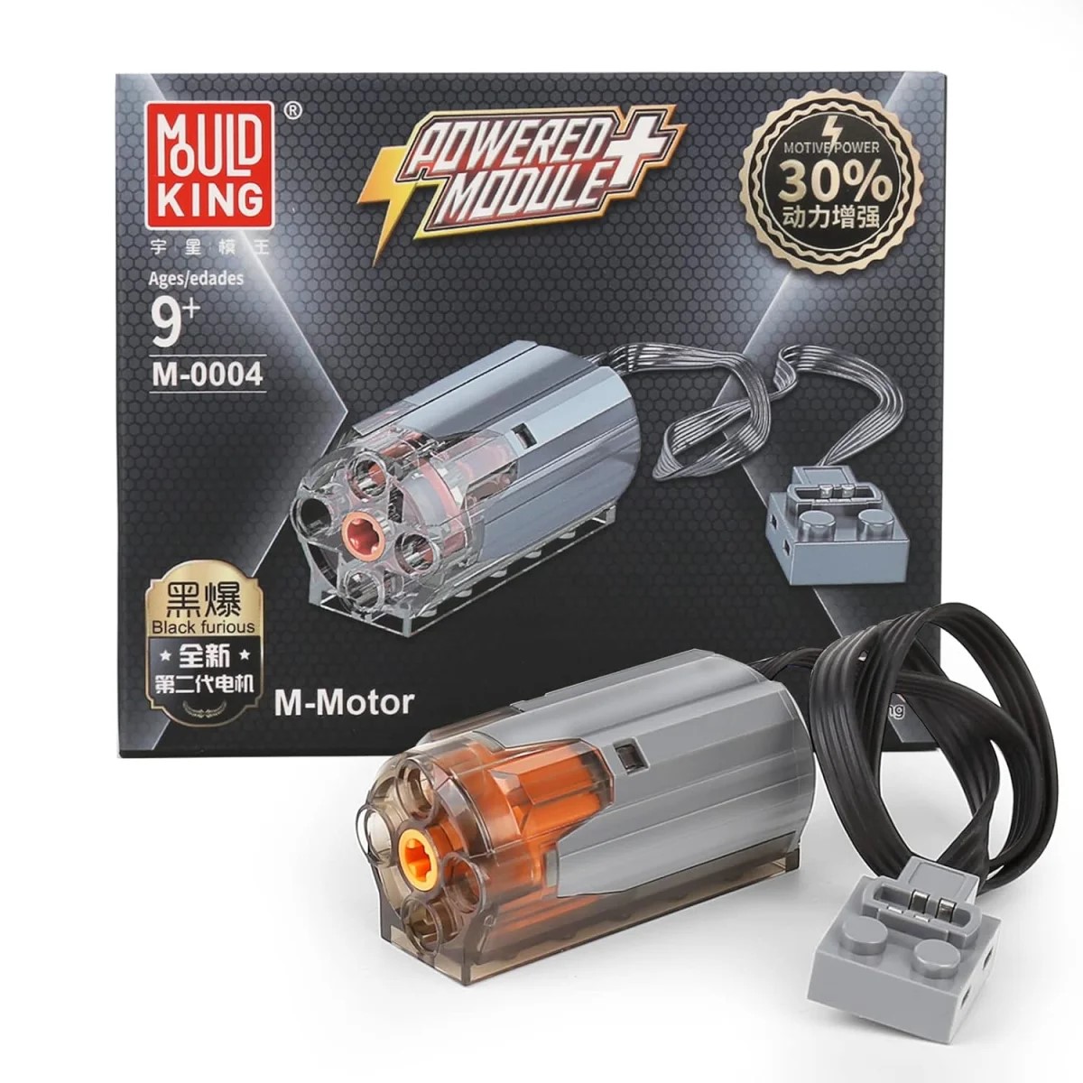 Auf dem Bild ist der Mould King® M-0004 M-Motor mit Verpackung zu sehen. Der graue Motor hat ein durchsichtiges orangefarbenes Ende und ein schwarzes Anschlusskabel.