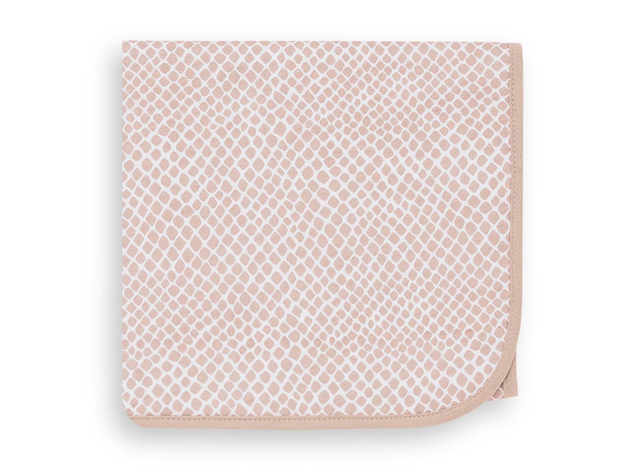 Die Decke Wiege Jersey 75x100cm Snake - Pale Pink ist auf dem Bild zu sehen. Sie hat ein zartes Schlangenmuster in blassem Rosa und Weiß.