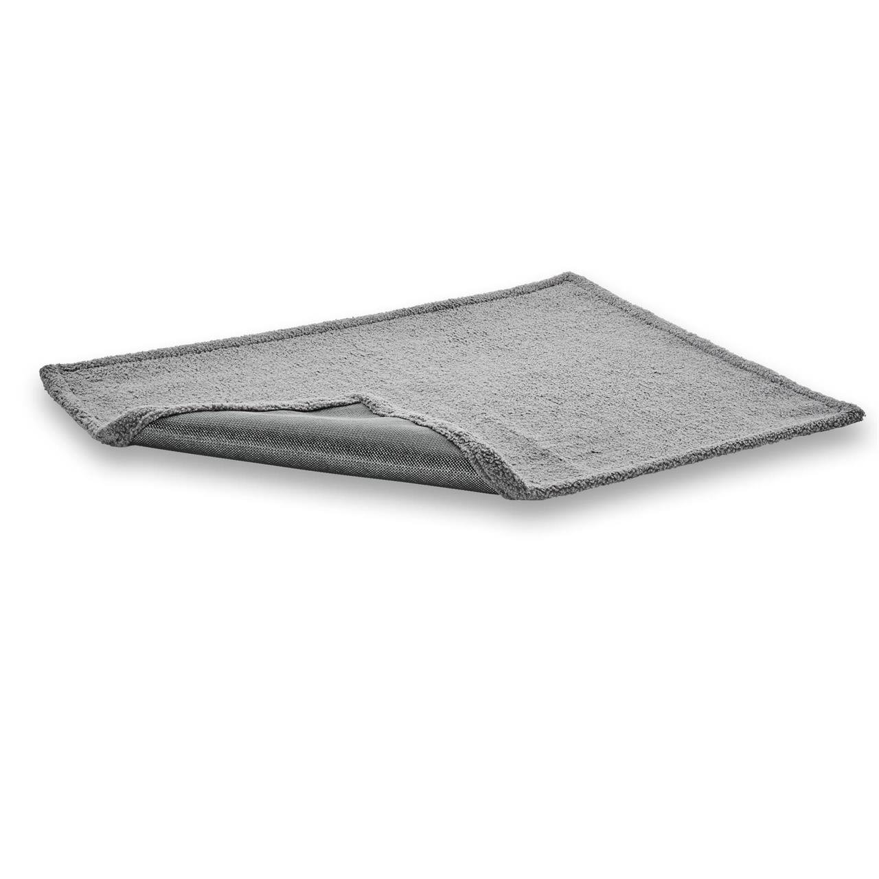 Die Decke TEDDY in Grau, Größe M, ist auf dem Bild zu sehen. Sie sieht weich und gemütlich aus und eignet sich perfekt zum Kuscheln.