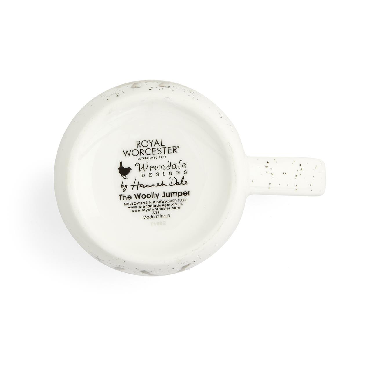 Die Abbildung zeigt die Unterseite einer weißen Tasse mit kleinen grauen Punkten. Auf dem Boden der Tasse steht der Schriftzug "Royal Worcester, Wrendale Designs by Hannah Dale, The Woolly Jumper".