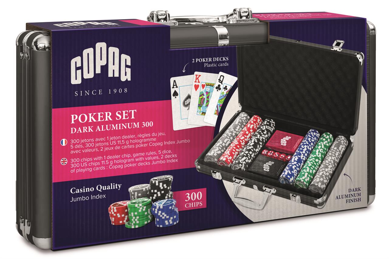 Das Bild zeigt das Produkt "COPAG Poker Set Dark Aluminium 300" in einer eleganten Verpackung. Das Set enthält 300 Pokerchips, zwei Kartendecks, Würfel und ist in einem Aluminiumkoffer verstaut.