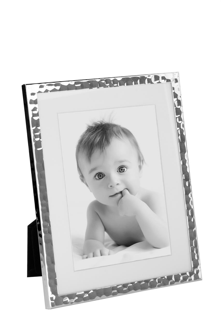 Der Rahmen "Milan/Rahmen versilbert AS 13x18" ist ein eleganter, versilberter Bilderrahmen mit einem gehämmerten Design. Im Rahmen befindet sich ein Foto eines kleinen Kindes.