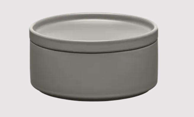 Flache Vorratsdose Pilar in der Farbe Pewter. Die Dose eignet sich gut für die Küche zur ordentlichen Lagerung.