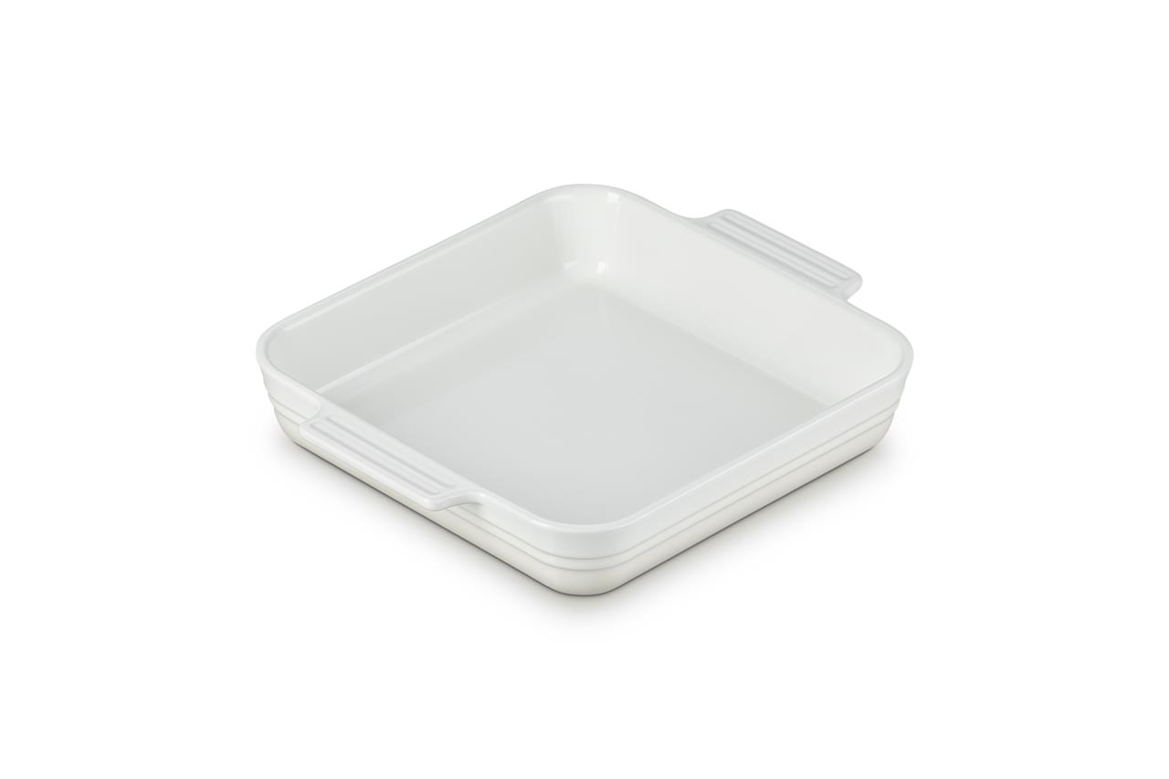 Die Abbildung zeigt eine quadratische Auflaufform in der Farbe Meringue mit einer Größe von 23 cm. Die Form hat zwei seitliche Griffe und ist aus Keramik gefertigt.